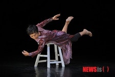 일흔넷 홍신자, 그래도 춤춘다…데뷔40년 아리아드네의 실 & 네 개의 벽