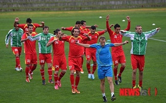 몸 푸는 이란 축구대표