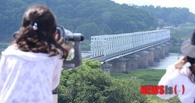 임진강 철교 바라보는 어린이