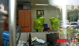 괴소포 확인 나선 특수구조대원들