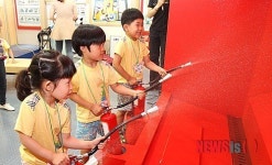 소화기 체험하는 어린이들