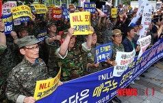 구호 외치는 노병들