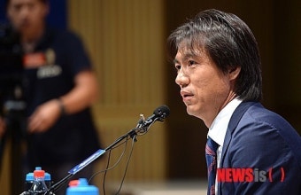 취재진 질문에 답하는 홍명보 신임 감독