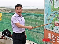새만금 농업용지 설명하는 김학원 단장