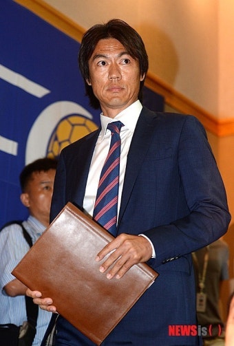 많은 취재진에 놀란 홍명보 신임 감독