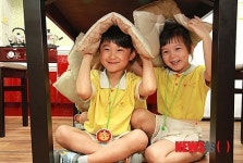 지진 대피체험하는 어린이들