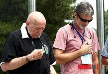 미국군 참전비 참배하는 참전용사들