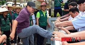 성난 농·축협조합원의 발차기