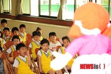 소방안전인형극 보는 어린이들