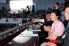 박근혜 대통령 2013 한중 우정콘서트장 찾아