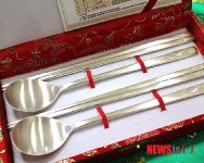 경기복지재단, 고급 은수저 선물 논란