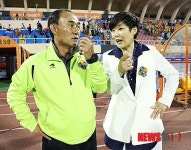 이야기 나누는 임은주 대표와 김학범 감독