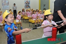 소화기 체험하는 어린이들