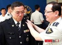 계급장 달아주는 이용완 서장