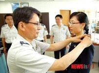 계급장 달아주는 조지호 서장