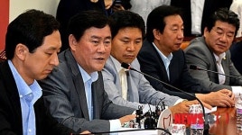 국정조사 관련 이야기하는 최경환 원내대표