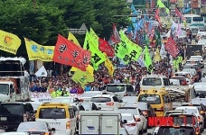 한중 FTA반해 거리행진에 부산교통 마비