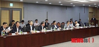 토론하는 참석자들