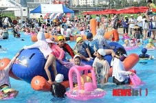 사람 가득한 중랑천 수영장