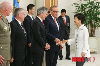 호주 외교·국방 장관 접견하는 박 대통령