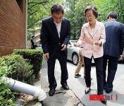 경로당 주변시설 둘러보는 강남구청장