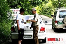 계도·단속하는 치악산국립공원 금대분소 관리자
