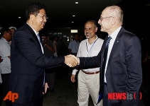 손광호 북한 체육상 영접받는 렘케 유엔 사무총장 스포츠 특별보좌관