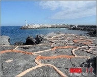 제주시 구엄 어촌마을의 돌 염전 체험시설