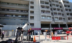 방송준비로 분주한 병원 앞