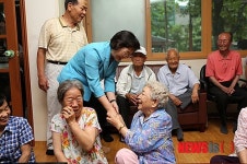 청담 경로당 방문한 신연희 구청장