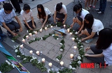 헌화하는 화계중학교 학생들