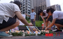 헌화하는 화계중학교 학생들