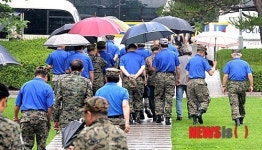 무거운 발걸음의 고엽제 전우회 회원들