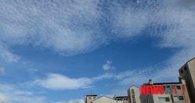 얼굴 내민 파란하늘