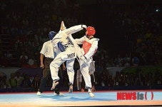 공격하는 김유진