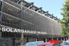 바우반에 있는 태양열 주차장