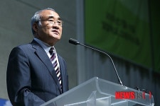 인사말하는 홍정길 이사장