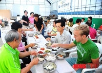 우퍼도 함께한 마을영화관의 뱃말국수 식사