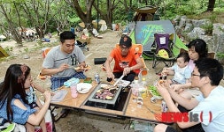 휴일 야영장을 찾은 시민들
