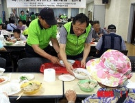 삼계탕 배식하는 차성수 구청장