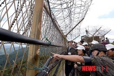 철책 방문한 425고지 전투 참전용사 유가족