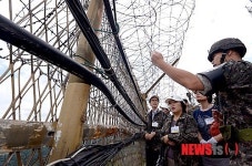 425고지 철책 방문한 참전용사와 유가족