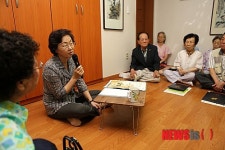 어르신들과 대화하는 신연희 구청장