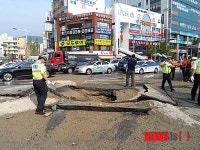 부산 동래지하철역 앞 도로 침하…인명피해 없어