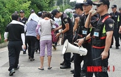 집회장 들어서는 한우인들