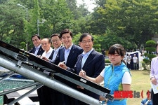 태양광 모듈에 사인하는 박원순 시장