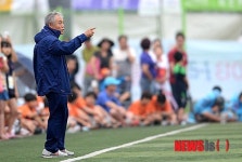 지시하는 이회택 백팀 감독