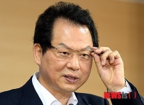 안경 고쳐쓰는 서남수 장관