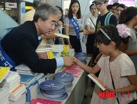 어린이에게 책 권하는 유진룡 장관