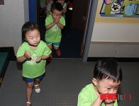 연기대피체험하는 어린이들